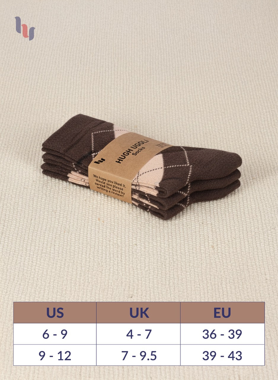 Folded brown socks with a label on a beige background, accompanied by a size chart.