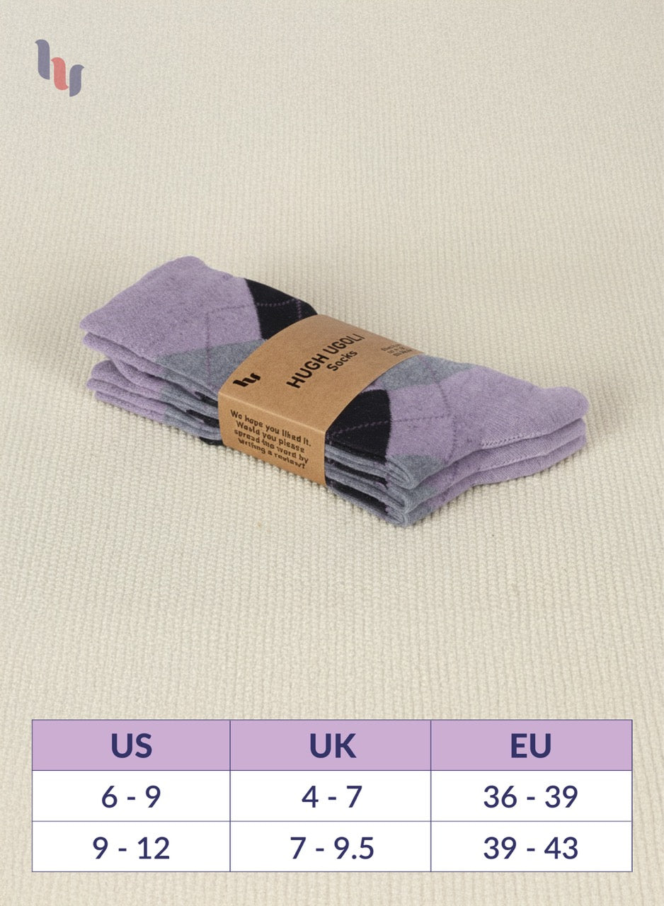 Pack of violet socks with a label on a beige background, featuring a size chart below.