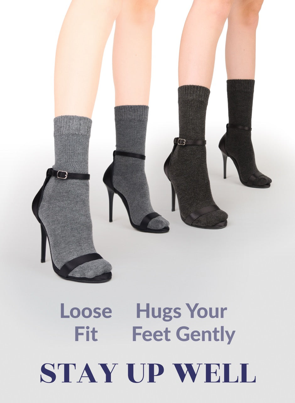 Gray ankle socks with high-heeled shoes on a white background, featuring text about sock fit.