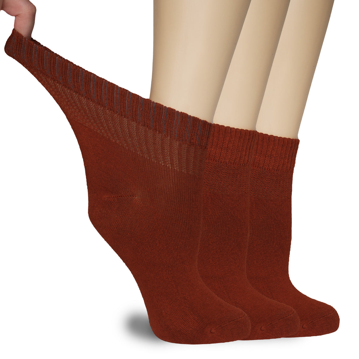 These Women's Diabetic Bamboo Ankle Socks in brown color are designed for women's feet. The socks are made of bamboo material, ideal for sensitive skin.