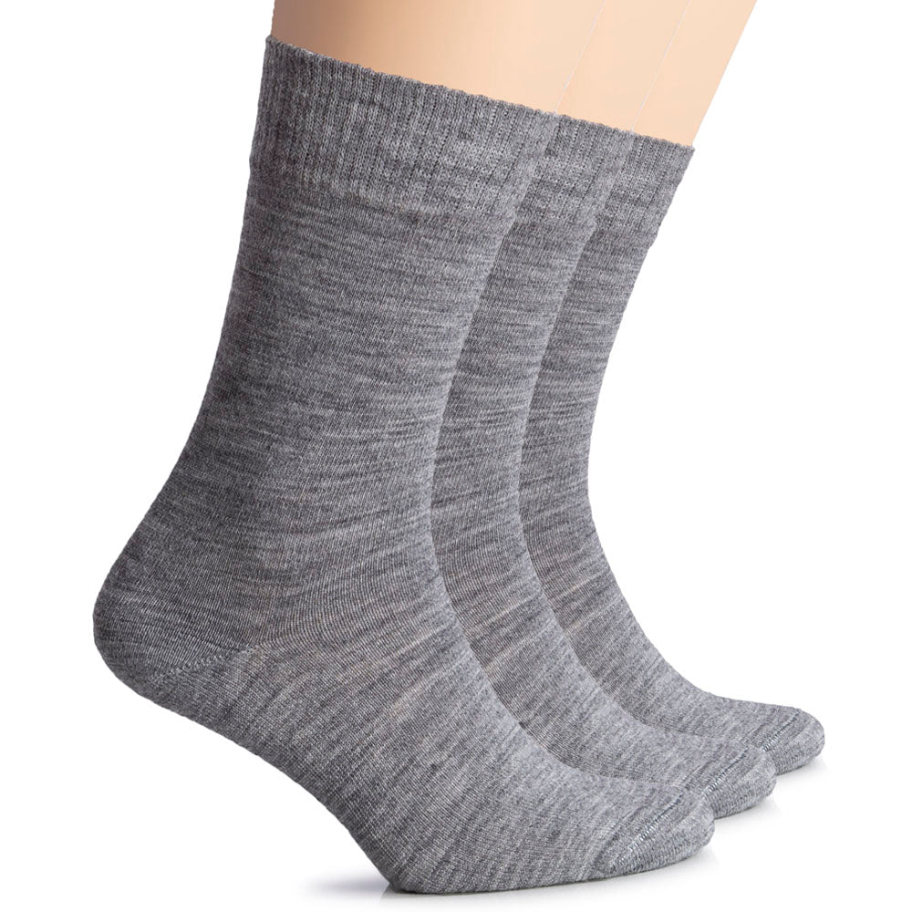 Gray women’s wool crew socks by Hugh Ugoli, breathable and elegant texture designed for long-lasting comfort.