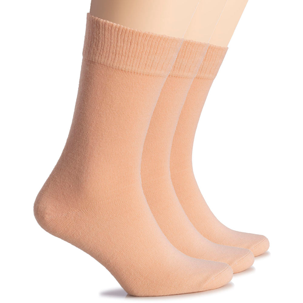 Salmon-colored women’s wool crew socks by Hugh Ugoli, soft and warm design ideal for autumn and winter comfort